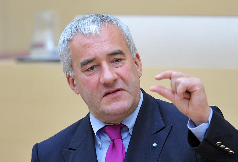 Er kriegt es gerade ab: Bayerns Schulminister Ludwig Spaenle.