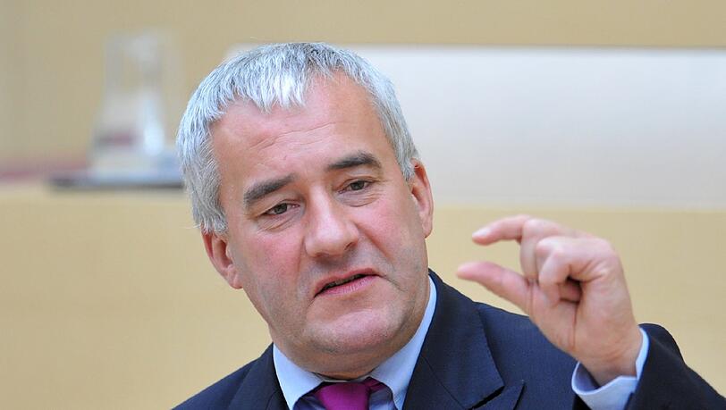 Er kriegt es gerade ab: Bayerns Schulminister Ludwig Spaenle. Er kriegt es gerade ab: Bayerns Schulminister Ludwig Spaenle.
