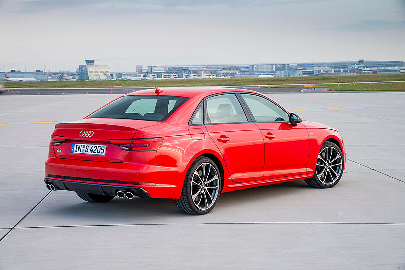Dezenter Auftritt: Nur die 18-Zoll-Räder und die vier Auspuffendrohre weisen auf das Potenzial des S4 hin.