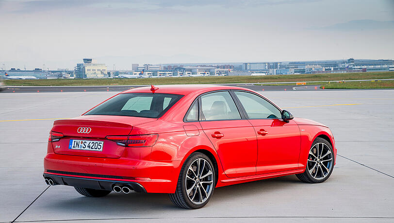 Dezenter Auftritt: Nur die 18-Zoll-Räder und die vier Auspuffendrohre weisen auf das Potenzial des S4 hin. Dezenter Auftritt: Nur die 18-Zoll-Räder und die vier Auspuffendrohre weisen auf das Potenzial des S4 hin.
