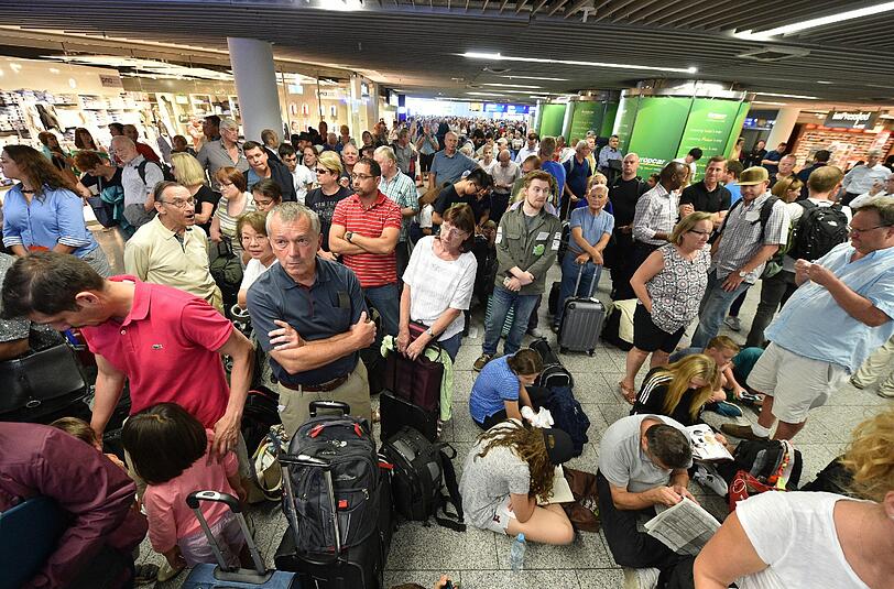 Nach dem Zwischenfall im Sicherheitsbereich warten viele Passagiere im Terminal 1 auf ihren Flug. Foto: Boris Roessler