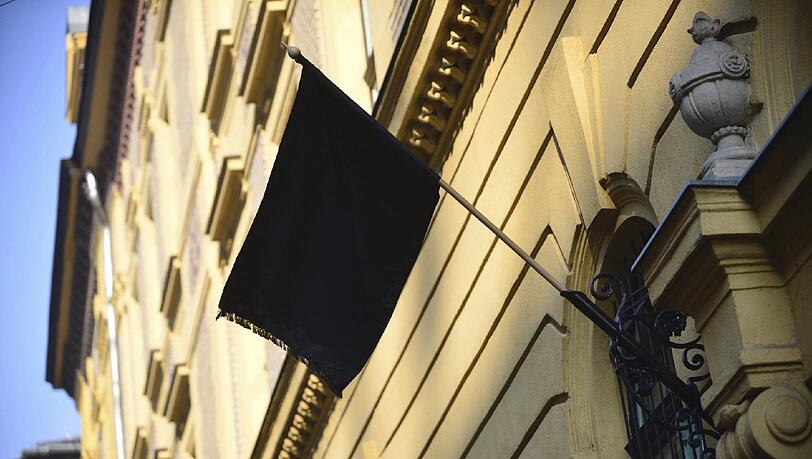 An der Schule Szinyeri Merse Pal in Budapest (Ungarn) weht am 21.01.2017 eine schwarze Flagge. An der Schule Szinyeri Merse Pal in Budapest (Ungarn) weht am 21.01.2017 eine schwarze Flagge.