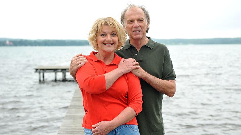 "Wir kennen uns wirklich lange, mögen und respektieren uns&ldquo;: Saskia Vester und Wolfgang Fierek am Rande der ZDF-Dreharbeiten in Münsing am Starnberger See.