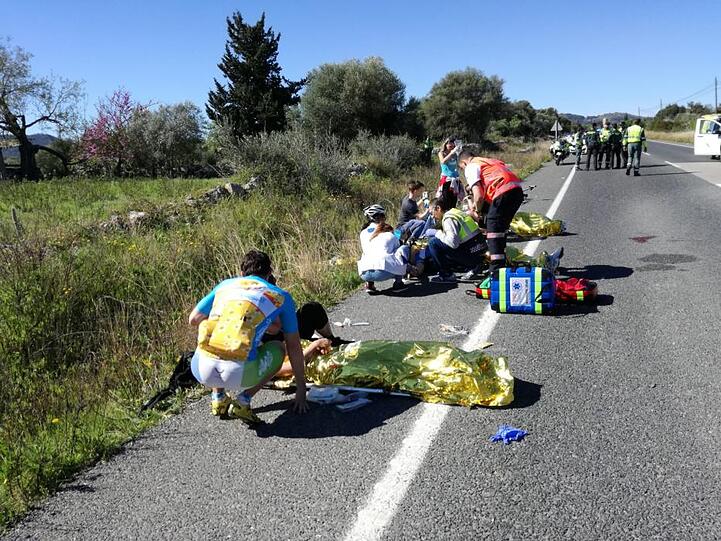 Am Donnerstag fuhr ein Porsche Cayenne in eine Gruppe deutscher Radfahrer. Neun Menschen wurden teils schwer verletzt.