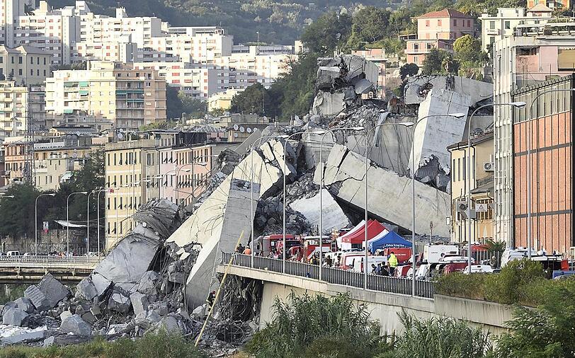 Die Morandi-Brücke auf der Autobahn A10, der berühmten Urlaubsverbindung "Autostrada dei Fiori", stürzte in mehr als 40 Metern Höhe auf einem zwischen 100 und 200 Meter langen Stück ein.