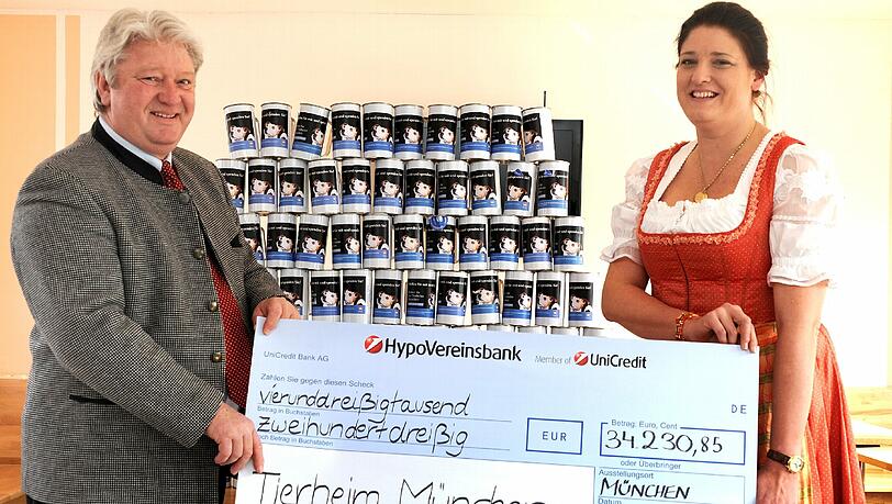 Eine stolze Summe: Nicole Stocker von der Hofpfisterei übergibt Kurt Perlinger vom Münchner Tierheim den Spendenscheck über 34 230,85 Euro. Eine stolze Summe: Nicole Stocker von der Hofpfisterei übergibt Kurt Perlinger vom Münchner Tierheim den Spendenscheck über 34 230,85 Euro.