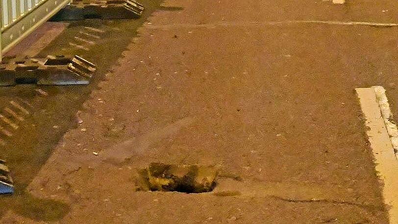Am Donnerstagabend tauchte auf der Prinzregentenstraße vor dem Nationalmuseum mitten auf der Fahrbahn plötzlich ein Loch auf.