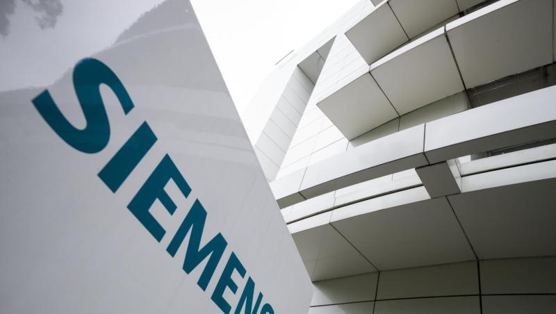 Das Logo von Siemens ist auf einer Stele zu sehen. Foto: Peter Kneffel/Archivbild Das Logo von Siemens ist auf einer Stele zu sehen. Foto: Peter Kneffel/Archivbild