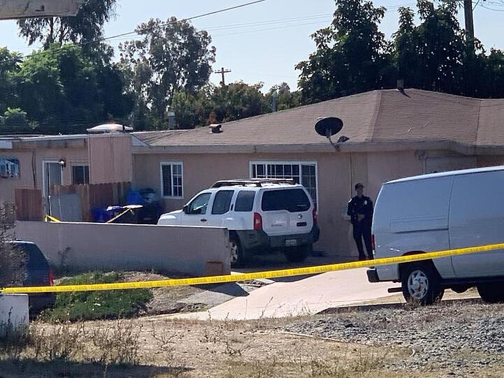 Ermittler der Polizei vor dem Wohnhaus in San Diego.