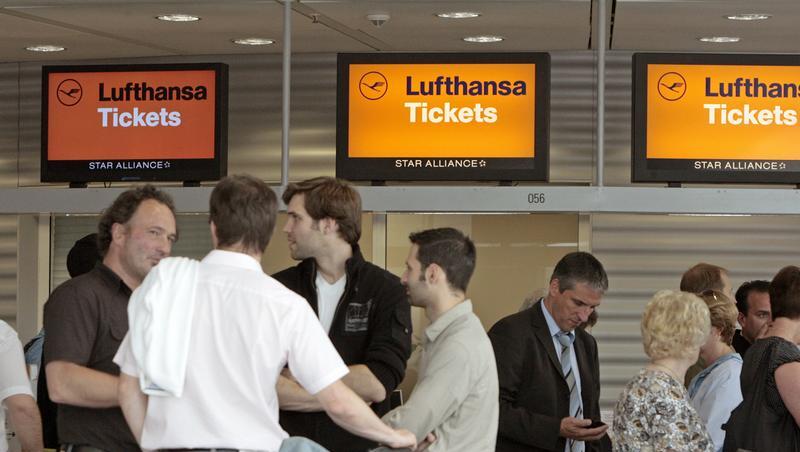 Nach Angaben der Lufthansa haben die Passagiere bei einem Streik keinen Anspruch auf eine Geldzahlung. Nach Angaben der Lufthansa haben die Passagiere bei einem Streik keinen Anspruch auf eine Geldzahlung.