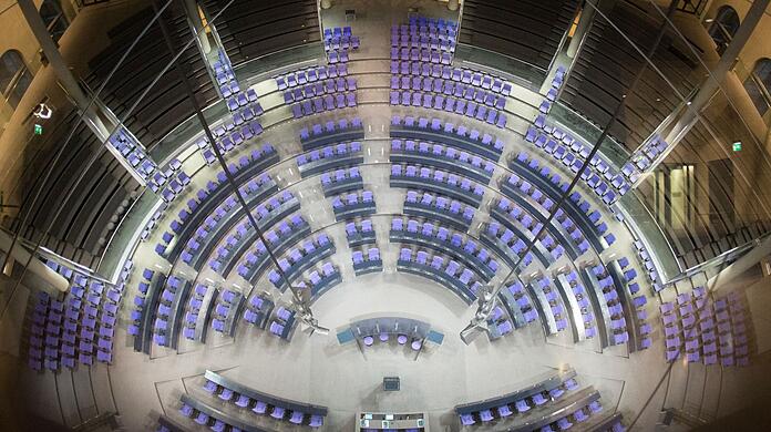 Das leere Plenum des Deutschen Bundestags. Künftig sollen hier nur noch 630 Sitze stehen.