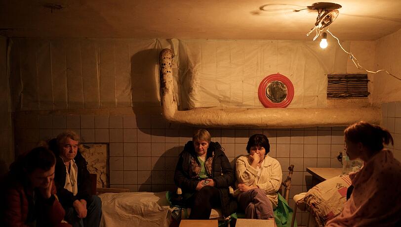 Krankenhauspersonal sitzt während eines Luftangriffsalarms nordöstlich von Kiew in einem Keller, der als Luftschutzbunker genutzt wird.