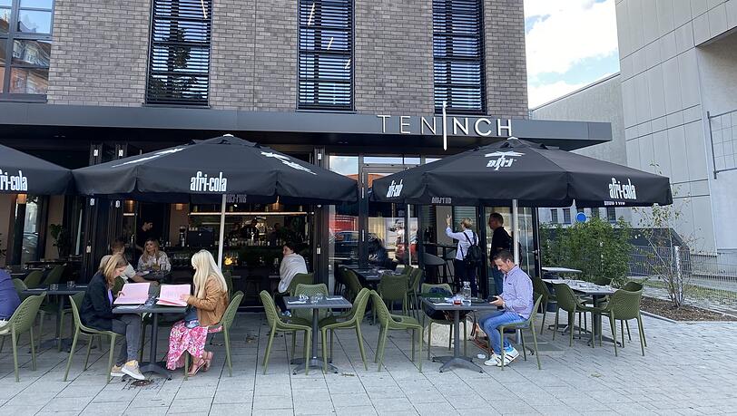 Schon am frühen Abend ist die Terrasse des Teninch recht gut besucht. Die meisten Gäste kommen jetzt schon regelmäßig. Schon am frühen Abend ist die Terrasse des Teninch recht gut besucht. Die meisten Gäste kommen jetzt schon regelmäßig.