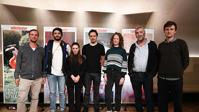 Frederik Mayet, Philipp Arnold, Anouk Kesou, Leon Frisch, Hannah Mey, Christian Stückl und Nicholas Zöckler. Frederik Mayet, Philipp Arnold, Anouk Kesou, Leon Frisch, Hannah Mey, Christian Stückl und Nicholas Zöckler.