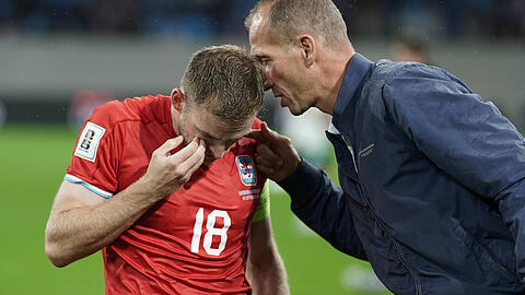 Luxemburgs Nationaltrainer Jeff Strasser (r.) im Gespräch mit Laurent Jans.