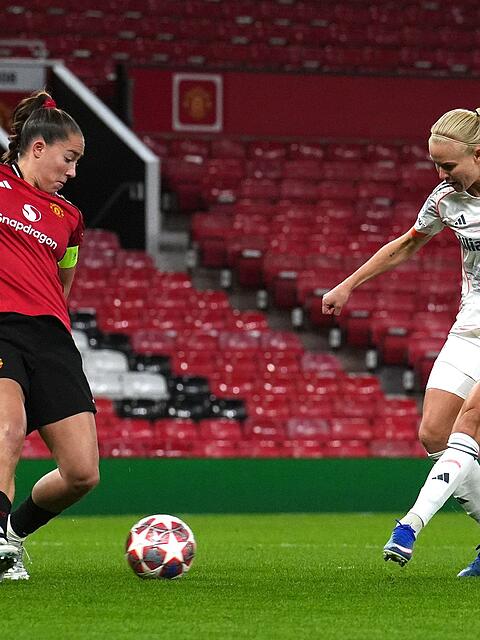 Traf f&uuml;r die Bayern in Manchester: Pernille Harder (r).