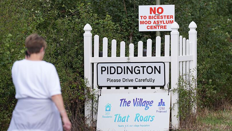 In einem britischen Dorf regt sich Protest gegen die geplante Unterbringung von Asylsuchenden.