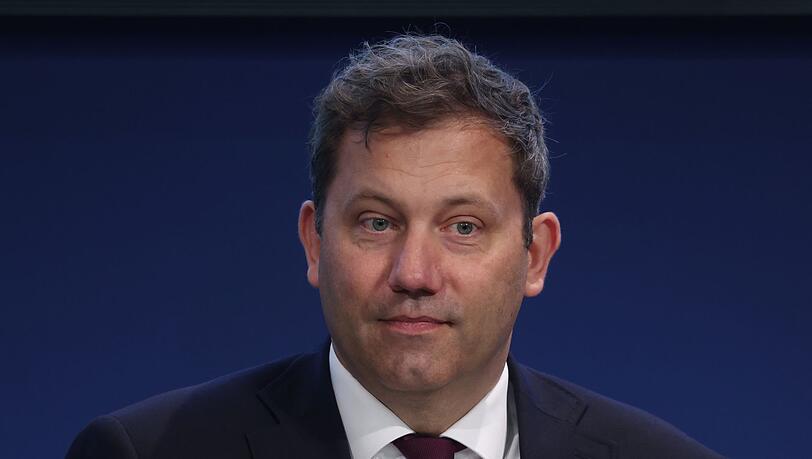 Im Podcast "Wie geht's? Mit Robin Gosens" hat Lars Klingbeil bemerkenswert offene Einblicke in seine Gefühlswelt gegeben. Im Podcast "Wie geht's? Mit Robin Gosens" hat Lars Klingbeil bemerkenswert offene Einblicke in seine Gefühlswelt gegeben.