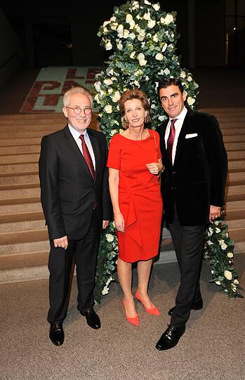 Prof. Dr. Klaus Schrenk (Generaldirektor der Bayerischen Staatsgemäldesammlungen), Katharina Freifrau von Perfall (Vorsitzende PIN. Freunde der Pinakothek der Moderne e.V.) und Auktionator Andreas Rumbler.