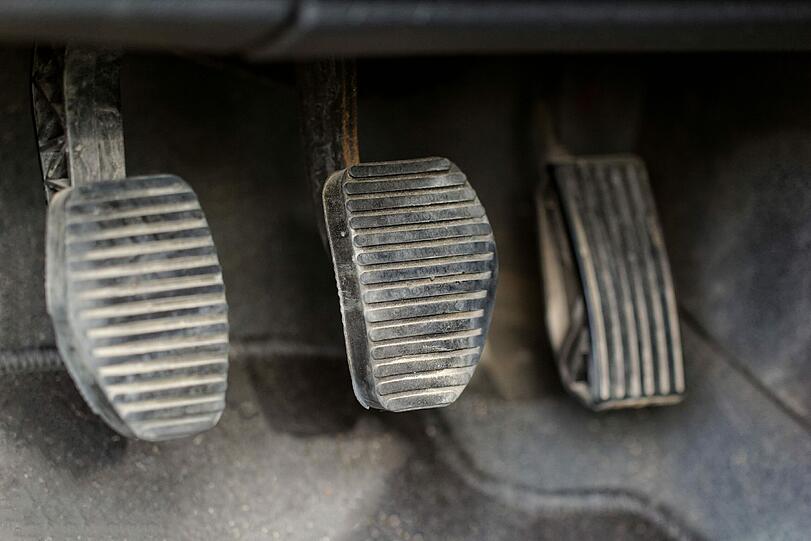 Wie alt ein Gebrauchtwagen ist, lässt sich bei einem Blick in den Fußraum schätzen: Ist das Profil von Bremse, Gas- und Kupplungspedal sehr abgenutzt, wurde das Auto schon lange gefahren.
