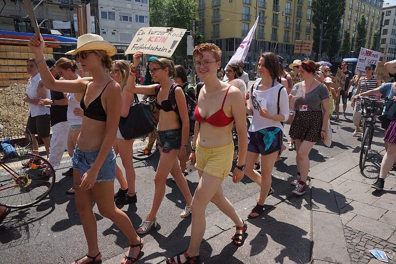 Am Samstag gingen beim "Slutwalk" hunderte Menschen auf die Straße. Er richtet sich gegen sexuelle Gewalt. Die Bilder!