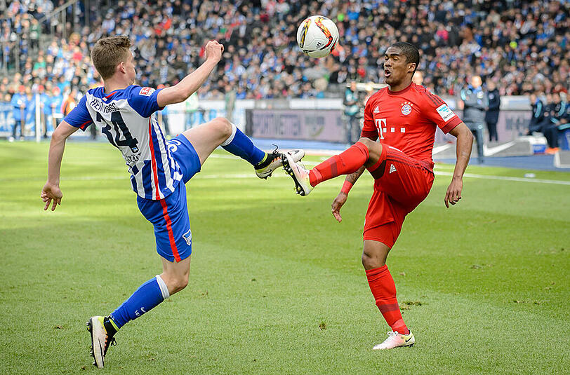 Douglas Costa: Note 2. Erstes Solo mit Torabschluss (8.) - zu zentral. Steigerte sich im Laufe der Partie auf der rechten Seite. Man hatte das Gefühl, nach und nach kehrte die Lust an der Show zurück. Ein paar Haken und Tricks. Obwohl leicht angeschlagen, kämpfte er sich durch und traf sehenswert zum 2:0 (79.). Ein satter Linkshammer!
