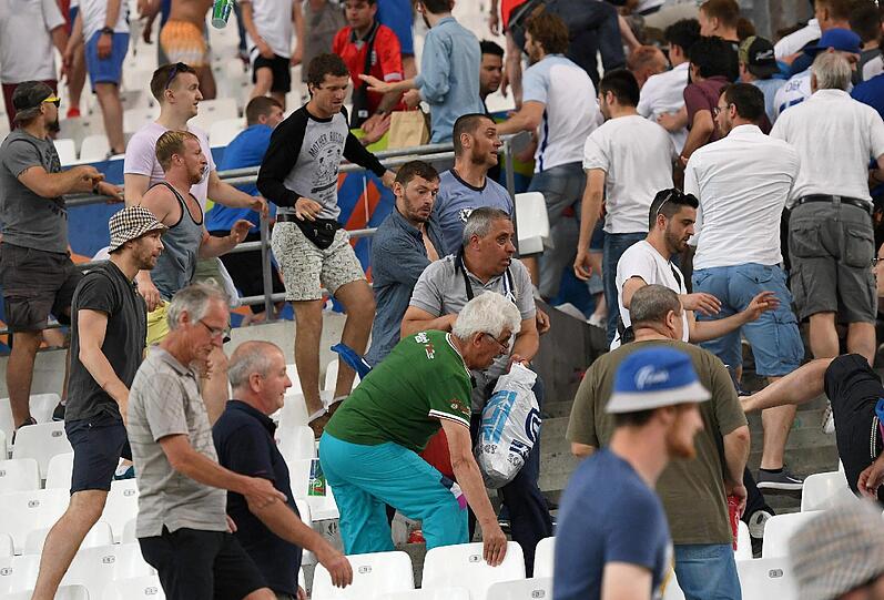 Nach dem EM-Spiel der Russen gegen England kommt es zu heftigen Ausschreitungen. Die schockierenden Bilder aus Marseille.