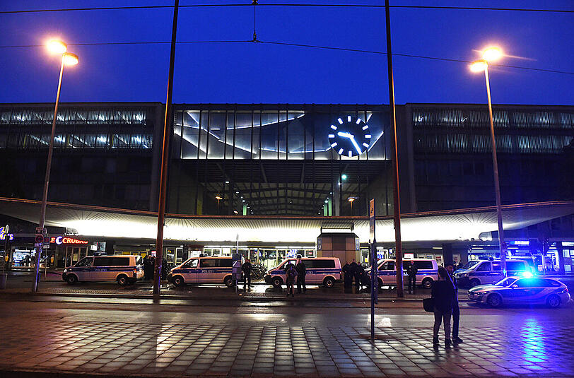 Tödliche Schüsse im Bereich des Olympia Einkaufszentrum in München. Die Polizei ist mit einem Großaufgebot in der gesamten Stadt im Einsatz. Menschen bringen sich in Sicherheit. Die Bilder.