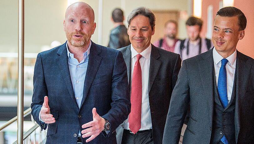 Matthias Sammer (links), früherer Sportvorstand vom FC Bayern, kommt nach dem Prozessauftakt im Landgericht I mit seinen Anwälten Gerhard Riedl (Mitte) und Fabian Prinz der Kanzlei Dr. Gerhard Riedl aus dem Sitzungssaal.