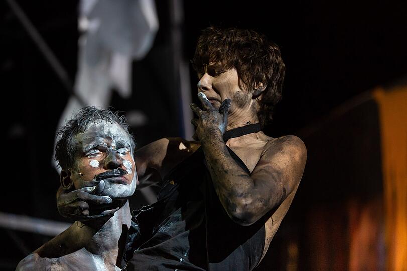 Till Firit (Pentheus) und Sylvana Krappatsch (Agaue) im tragischen Rausch.