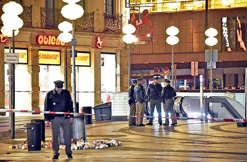 Die Polizei sperrte den gesamten Stachus inklusive des Untergeschosses großräumig ab.