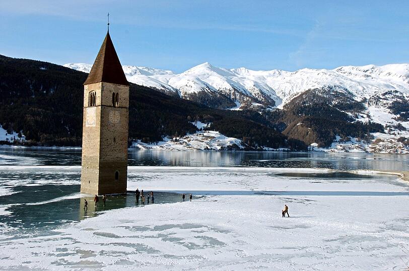 Der Turm von Graun im Reschensee.