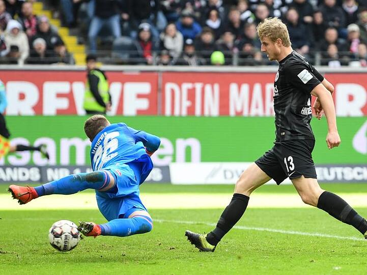 Frankfurts Martin Hinteregger (r) erzielt das 1:0 gegen Nürnbergs Torwart Mathenia.