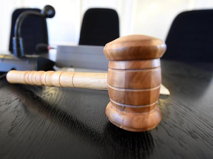 Ein Richterhammer aus Holz liegt auf einem Tisch. Foto: Uli Deck/Archiv