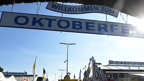 Ein Schild mit der Aufschrift "Willkommen zum Oktoberfest" hängt über dem Eingang zur Wiesn. Foto: Felix Hörhager/Archiv