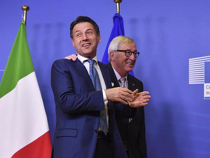 EU-Kommissionspräsident Jean-Claude Juncker (r) und Italiens Ministerpräsident Giuseppe Conte in Brüssel.