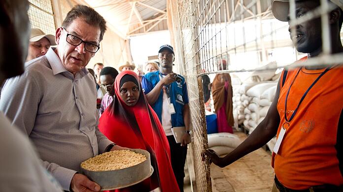 Bundesentwicklungsminister Gerd Müller besucht im Flüchtlingscamp Dadaab in Kenia die Ausgabestelle für Nahrungsmittelrationen.