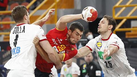Johannes Golla (l) und Kai Häfner verteidigen am Wurfkreis gegen den Spanier Alex Dujshebaev.