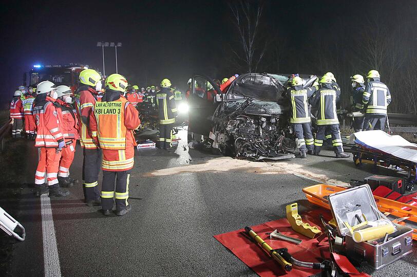 Bei dem schweren Unfall kam ein Mensch ums Leben, sieben weitere wurden verletzt.
