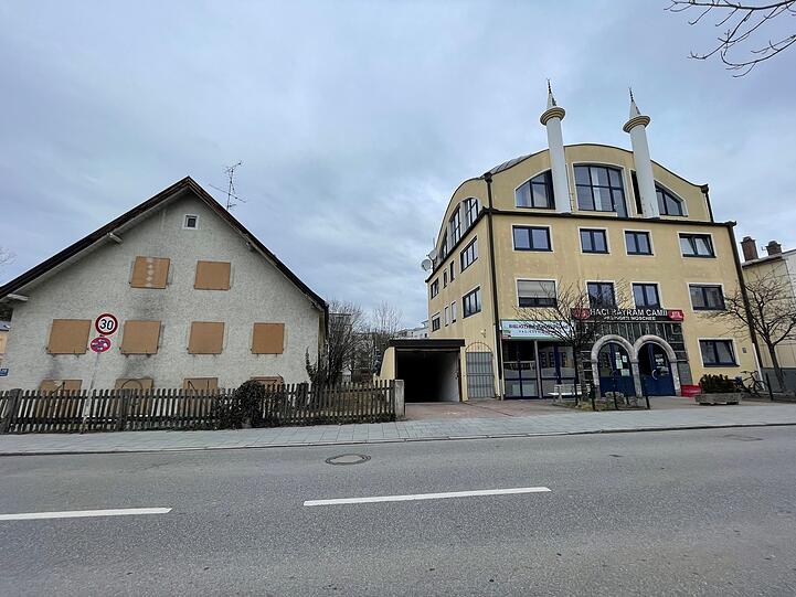 Die Ansicht des historischen Hofs von der Planegger Straße aus.