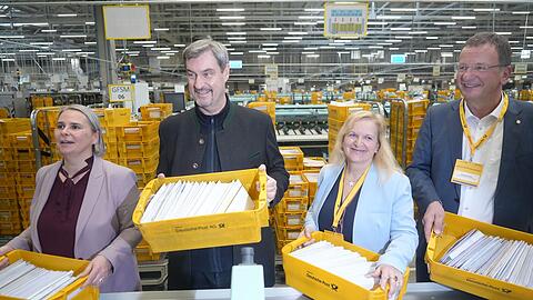 v.l. Nikola Hagleitner  Markus Söder  Bettina Altschäffl und Andreas Haas  bei der Neueröffnung des Briefzentrums in Germering.