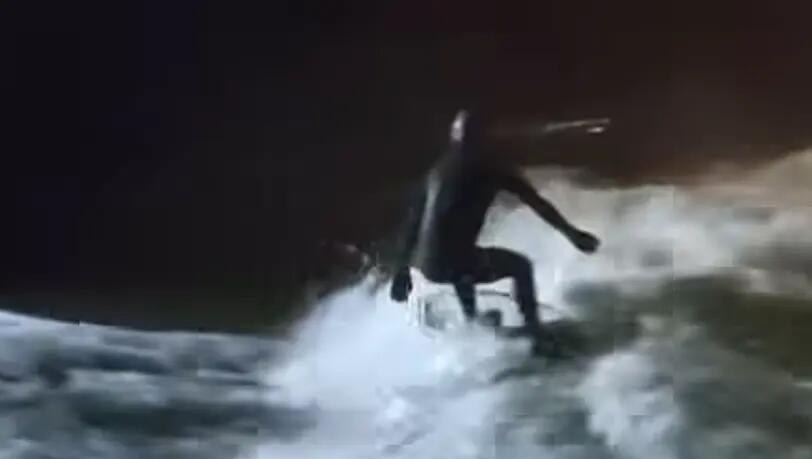 Ein Ausschnitt aus dem Video, welches die Surfer im Netz teilen: Die Welle ist zurück, ein Surfer mit Stirnlampe reitet weit nach Mitternacht auf der selbsterzeugten Welle.