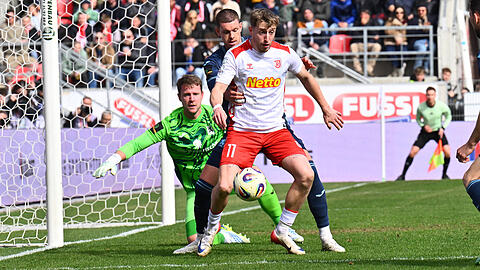Regensburgs Noel Eichinger vor dem Tor der L&ouml;wen.