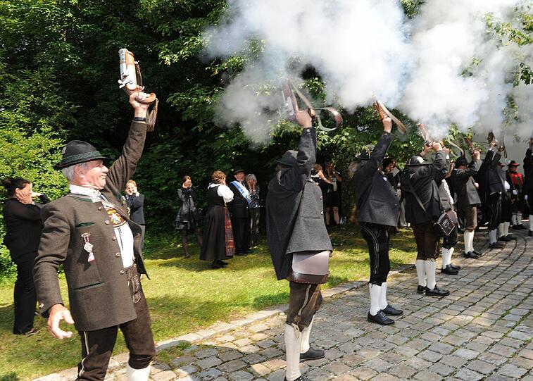 Böllerschützen schießen vor der Pfarrkirche St.Pius in Pöcking am Starnberger See nach dem Requiem für Otto von Habsburg.