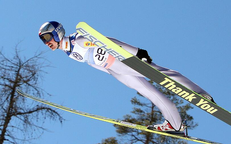 Hier verneigt sich eine Skisprunglegende bei ihren Fans: Adam Malysz.