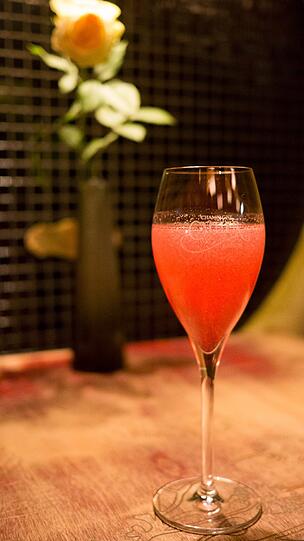 Der &bdquo;French Icône&ldquo; besteht aus Wodka, Rose-Sirup, Sommerbeerentee und Champagner.
