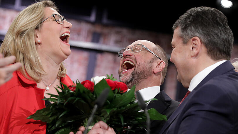 "Der fröhlichste und optimistische Übergang zu einem neuen Parteivorsitz." - Die SPD hat Martin Schulz (M.) zum Nachfolger von Sigmar Gabriel gewählt.