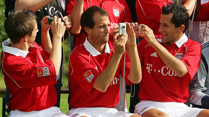 Beim Thema Sportdirektor war auch der ehemalige Teamkollege Philipp Lahm (l.) im Gespräch. Der Weltmeister entschied sich aber dagegen, gleich nach Ende seiner aktiven Karriere in eine Führungsposition beim FC Bayern einzusteigen