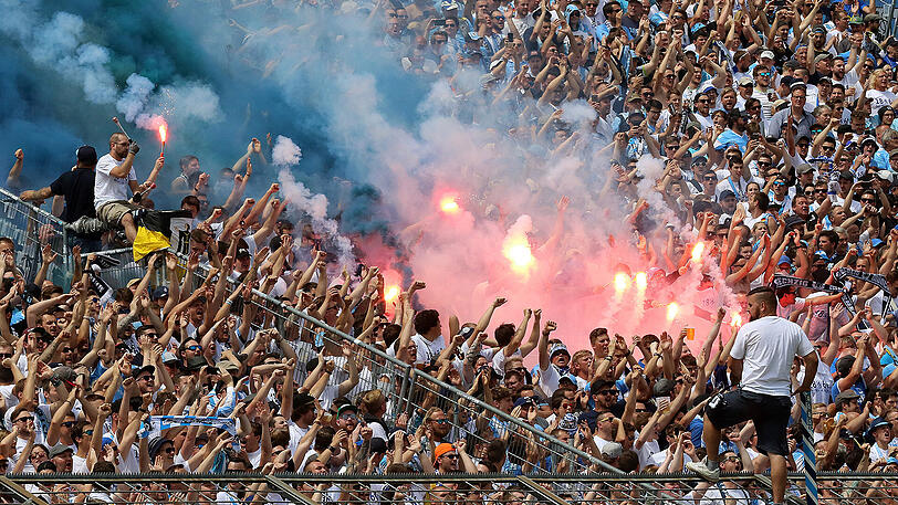 Löwen-Fans zünden Pyrotechnik während des Relegations-Rückspiels gegen den 1. FC Saarbrücken.
