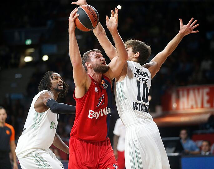Feiern ihren höchsten Euroleague-Sieg: Die Basketballer des FC Bayern um Kapitän Danilo Barthel (M.).